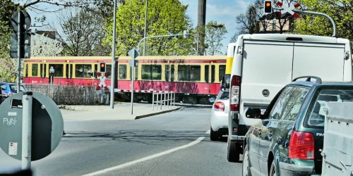 Berlin: Familienvater stolpert an Bahnübergang und wird von Zug erfasst - jetzt ist er tot
