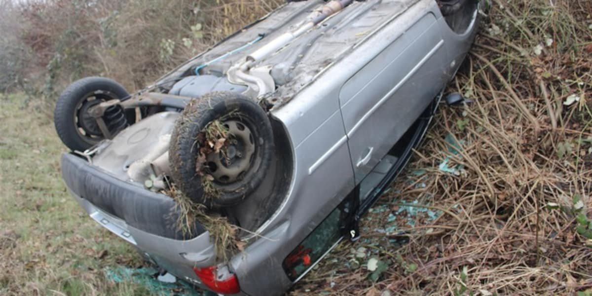 Polizei Düren: POL-DN: Verkehrsunfall auf der B56 - Fahrer verletzt, Führerschein beschlagnahmt