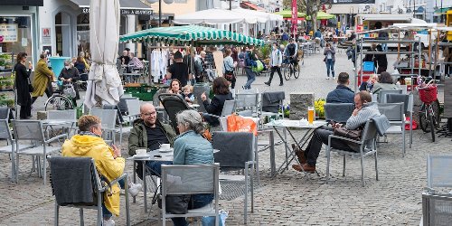 News zur Corona-Pandemie im Ticker : Bundesweite Inzidenz erstmals seit 20. März unter 100 - Virologe Streeck warnt vor vierter Welle