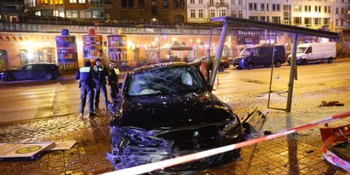 Bushaltestelle zerstört: HSV-Stars ein Straßenrennen? Schwerer BMW-Unfall auf St. Pauli