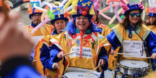 Karneval in Köln im Newsticker: Papis Loveday bei Rosenmontagsumzug: „Gegenprogramm zu Dschungelcamp“