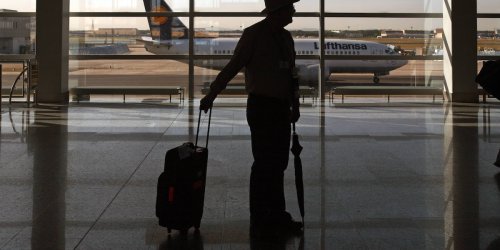 Sozialhilfe reicht nicht: Kein Geld für Miete: Rentner (83) lebt seit sechs Monaten am Flughafen