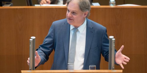 Nach Karlsruher Urteil: „Mutti sitzt nicht mehr im Kanzleramt“ - NRW-Landtag streitet über Haushalt