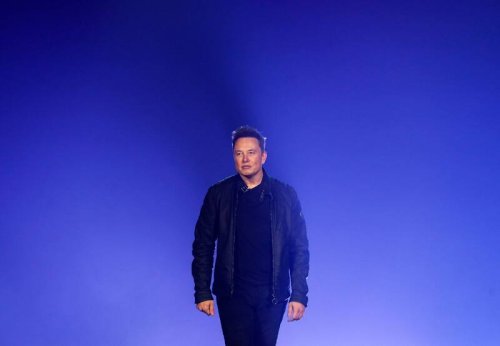 Tesla-Chef Musk führt gehenden Roboter-Prototypen vor
