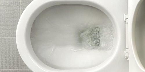 Ohne teure Reiniger: Mit 3 Hausmitteln werden Sie Urinstein im Klo sofort los