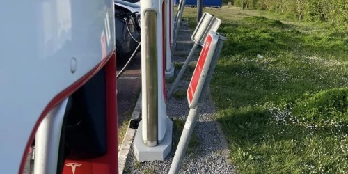Können Teslas selbst einparken? Ladesäulen sprechen eindeutige Sprache
