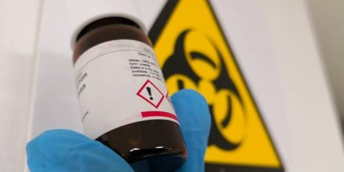 Vorfall in Österreich: Prominenter Impfgegner will sich nach Corona-Infektion selbst "heilen" - und stirbt