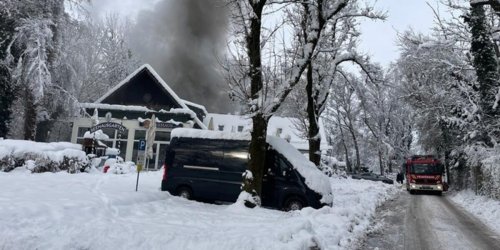 Feuerwehr München: FW-M: Feuer droht auf Dachstuhl überzugreifen (Feldmoching)