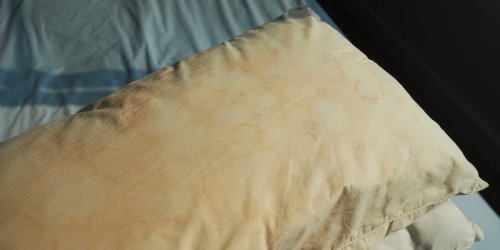 Hygiene im Schlafzimmer: Warum gelbe Flecken im Kissen ein Warnsignal sind