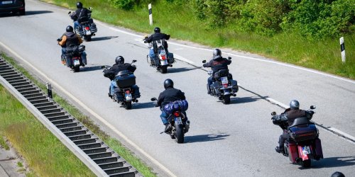 Verkehrskontrolle: Polizei kontrolliert Tausende Motorradfahrer: Viele Verstöße