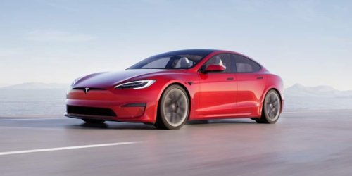 Tesla kracht fast in Haus: Fahrer erklärt, warum er die Kontrolle verlor