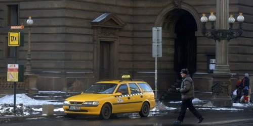 Drama in Prag: Geister-Taxi rollt los, rammt Straßenbahn und tötet Fußgängerin