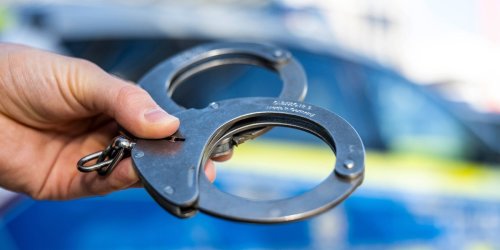 Zollfahndungsamt: Fünf Männer wegen Verdachts auf Drogenhandel verhaftet