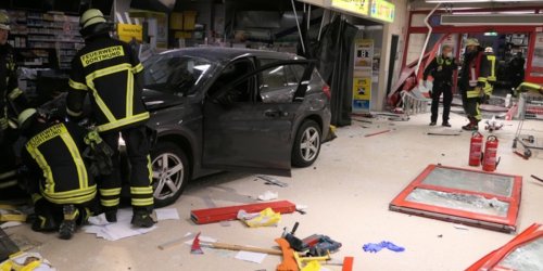 Feuerwehr Dortmund: FW-DO: PKW fährt in Eingangsbereich eines Einkaufmarktes // Keine Verletzten
