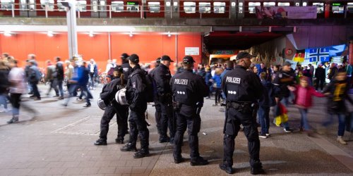 Schlimme Szenen am Bahnhof: HSV-Fans sollen Familie verprügelt haben