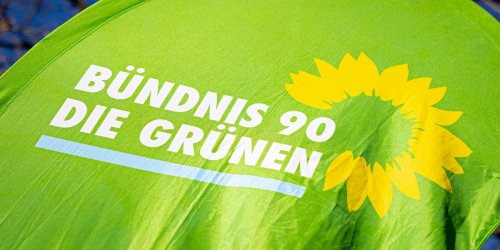 „Wir sind rat- und hilflos“: Grünen-Politiker mit Faustschlag niedergestreckt - Partei reagiert entsetzt