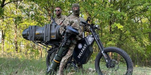 Mit dem Raketen-E-Bike machen ukrainische Soldaten Jagd auf russische Panzer - Video
