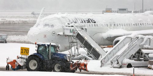 Chaos nach Wintereinbruch: Paar mit Baby sitzt drei Tage am Münchener Flughafen fest – ohne Gepäck