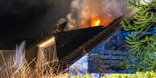 Großeinsatz im Norden: Wohnhaus brennt lichterloh – Haustür gibt Rätsel auf