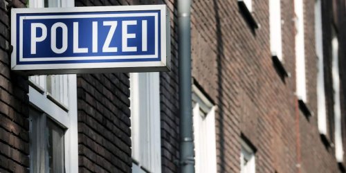 Wuppertal: Unbekannte überfallen Rollstuhlfahrer