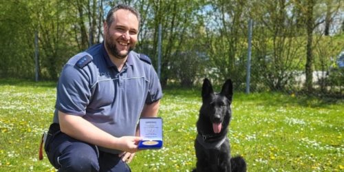 Hauptzollamt Landshut: HZA-LA: Erfolgreiches Zollteam Rauschgiftspürhund Cati erhält goldene Medaille
