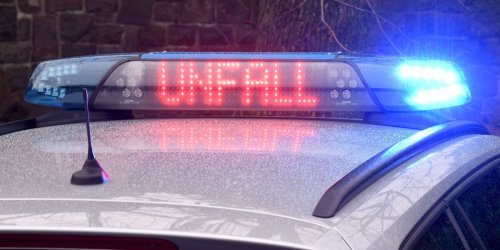 Landkreis Hildesheim: Auto prallt gegen Baum: Dreijähriges Kind verletzt