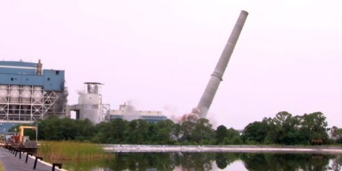 Unternehmen investiert in erdgas- und solarbetriebene Anlagen: Grünere Energie: Schornstein von Kohlekraftwerk spektakulär gesprengt