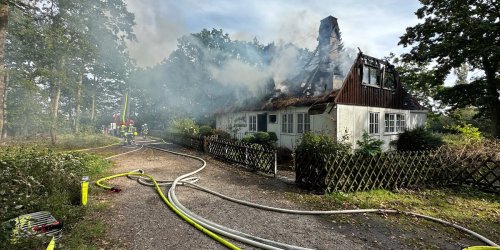 Im Norden: Ferienhaus geht in Flammen auf – Urlauber in Gefahr