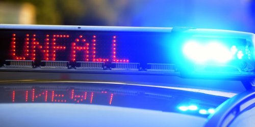 Saalekreis: Auto prallt gegen Baum: Fahrer schwer verletzt