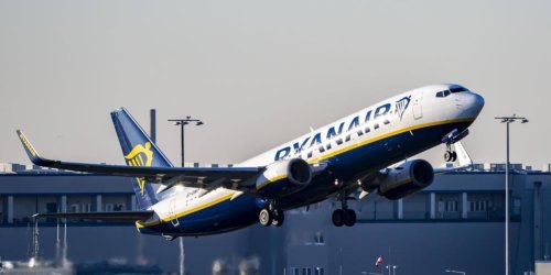 Todesursache unklar: Passagier stirbt kurz nach Start von Ryanair-Maschine - Ehefrau kann nur zusehen