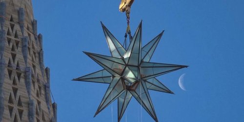 Gigantischer Stern aufgesetzt: 5,5 Tonnen Glas und Stahl: Höchster Turm der Sagrada Família bekommt Spitze