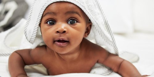 Tipp für Eltern: Baby hat Verstopfung – jetzt hilft der Ellenbogen-Knie-Trick