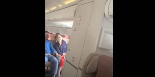 Schockmoment in der Luft: Passagier öffnete Flugzeugtür - nun erklärt er, warum er das getan hat