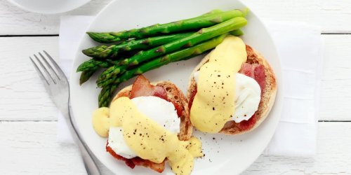 Brunch-Rezept: Schickes Osterfrühstück mit wenig Aufwand: So einfach machen Sie Eggs Benedict mit karamellisierten Zwiebeln