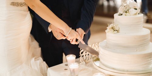 Unverschämteste Hochzeit aller Zeiten: Gäste müssen 2000 Euro Teilnahmegebühr zahlen - Brautpaar feiert umsonst
