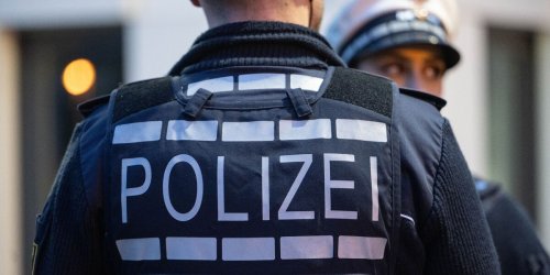 Brutaler Überfall in Ravensburg: Maskierter sticht Mann (21) vor Imbiss von hinten in den Rücken
