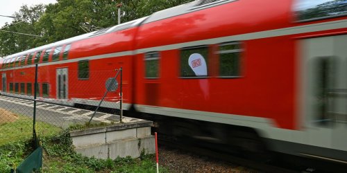 Tödlicher Unfall bei Neumünster: Regionalzug schleift Auto hunderte Meter mit - Fahrer stirbt