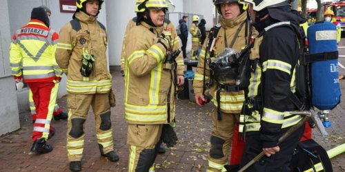 Feuerwehr Ratingen: FW Ratingen: Rauch dringt aus Wohnung - Brand in Ratinger Hochhaus