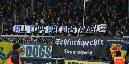 Fußball: Eintracht Braunschweig distanziert sich von Fanplakat