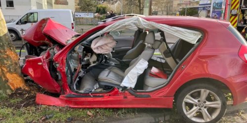 Polizeiinspektion Saarbrücken-Stadt: POL-SBR-STADT: Verkehrsunfall mit eingeklemmter Person und anschließender Behinderung der Rettungskräfte durch Schaulustige und Angehörige