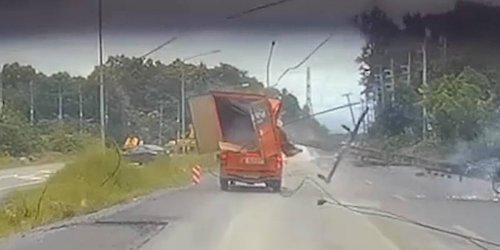 Auf mehrere Fahrzeuge gestürzt: Gefährlicher Dominoeffekt: Sturm fällt Strommasten neben Straße