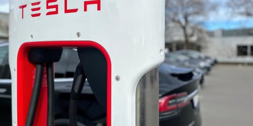 Beim Laden zwei Anschlüsse blockieren: Laut Tesla ist das jetzt okay