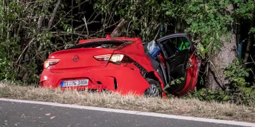 13-Jährige schwer verletzt: Zwei Menschen sterben bei Baum-Crash in NRW