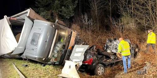 Unfall: Autofahrer nach Frontalzusammenstoß mit Lkw auf B27 tot