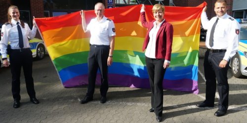 Polizeidirektion Göttingen: POL-GOE: IDAHOBIT: Polizeidirektion Göttingen zeigt Flagge - Regenbogenfarben wehen vor dem Dienstgebäude in der Groner Landstraße