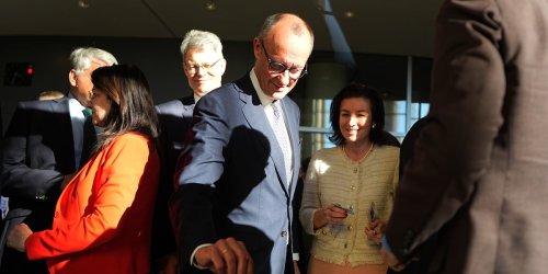 Mit Zweidrittelmehrheit: Historisches Schuldenpaket beschlossen - drei Abweichler bei Union, SPD und Grünen
