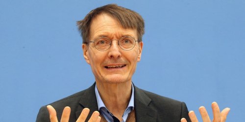 Überarbeiteter Gesetzentwurf für Pflegereform: Gesundheitsminister Lauterbach (SPD) will Leiharbeit in der Altenpflege einschränken