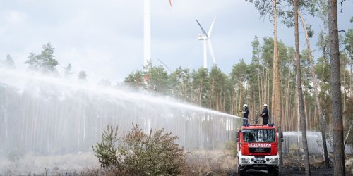 Teltow-Fläming: Waldbrand dehnt sich aus: Hubschrauber im Einsatz