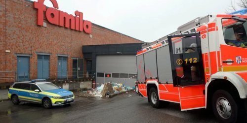 In Norderstedt: Unfall-Drama in Supermarkt! Mitarbeiter stürzt in Müllpresse und stirbt