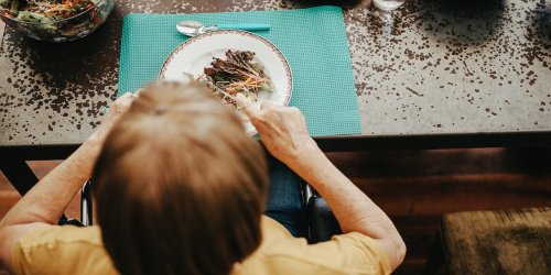 „Stimmung mit einem Schlag gespenstisch“: Senioren essen im Heim zu Mittag, als ein Sarg durch den vollen Saal rollt